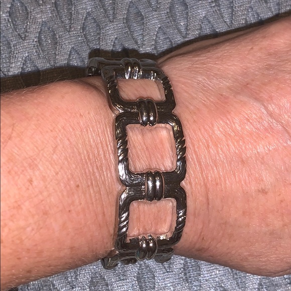 Cute Silver hinged bracelet/bangle - Picture 2 of 9